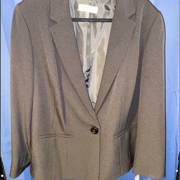 One Button Blazer - Picture 2 of 3